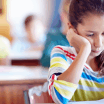 Τα παιδιά που ροχαλίζουν μπορεί να υποφέρουν στο σχολείο