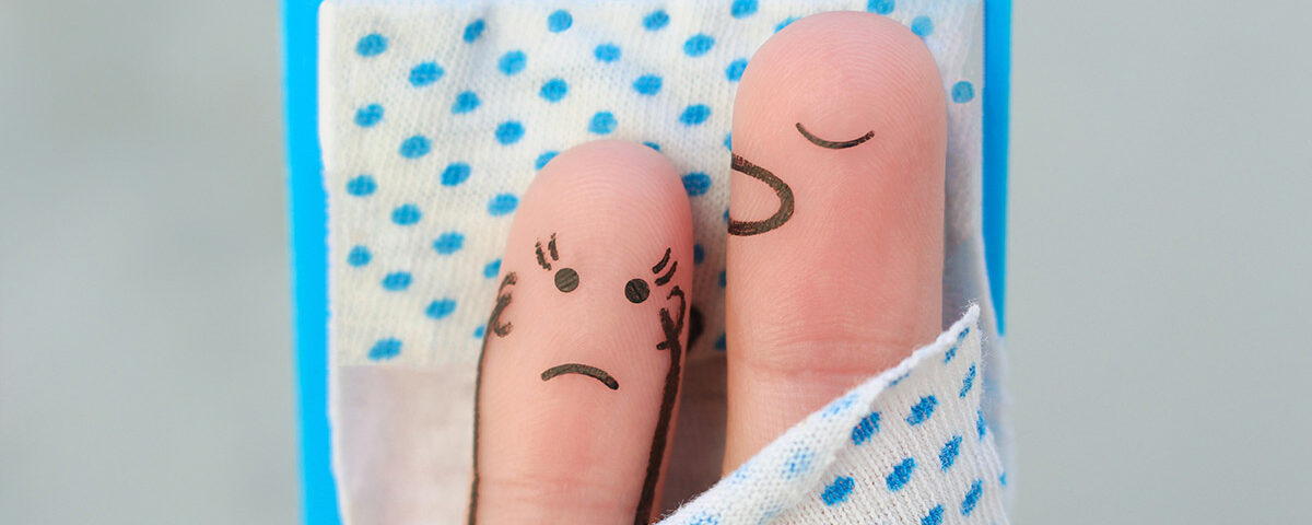 Δύο ζωγραφισμένα δάχτυλα: το ένα με ανοιχτό το στόμα ροχαλίζει και το άλλο προσπαθεί να κοιμηθεί.