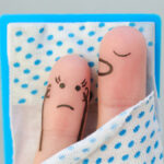 Δύο ζωγραφισμένα δάχτυλα: το ένα με ανοιχτό το στόμα ροχαλίζει και το άλλο προσπαθεί να κοιμηθεί.