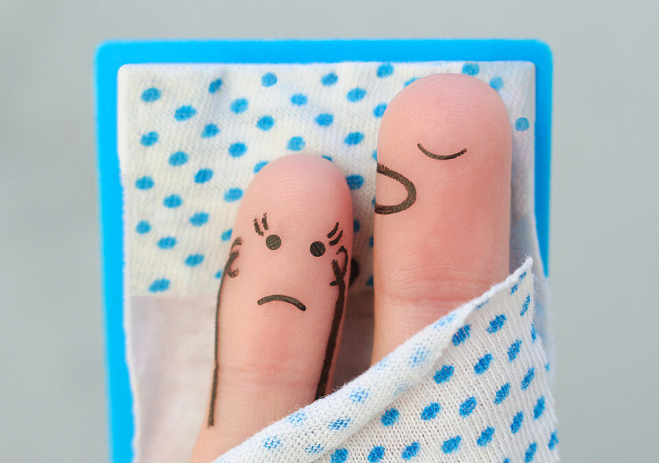 Δύο ζωγραφισμένα δάχτυλα: το ένα με ανοιχτό το στόμα ροχαλίζει και το άλλο προσπαθεί να κοιμηθεί.