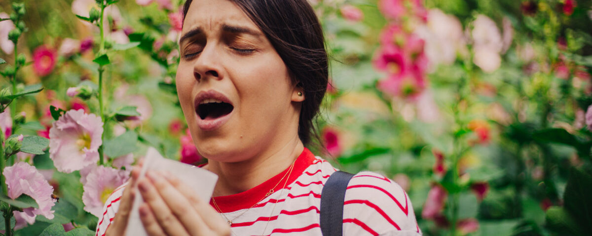 Μία κοπέλα στην εξοχή φτερνίζεται.