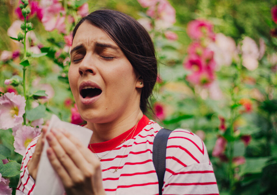 Μία κοπέλα στην εξοχή φτερνίζεται.
