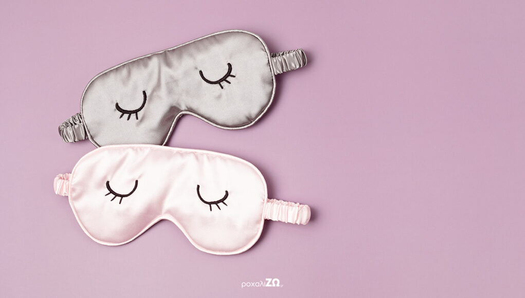 Δύο μάσκες ύπνου με ματάκια που κοιμούνται σε ροζ φόντο.