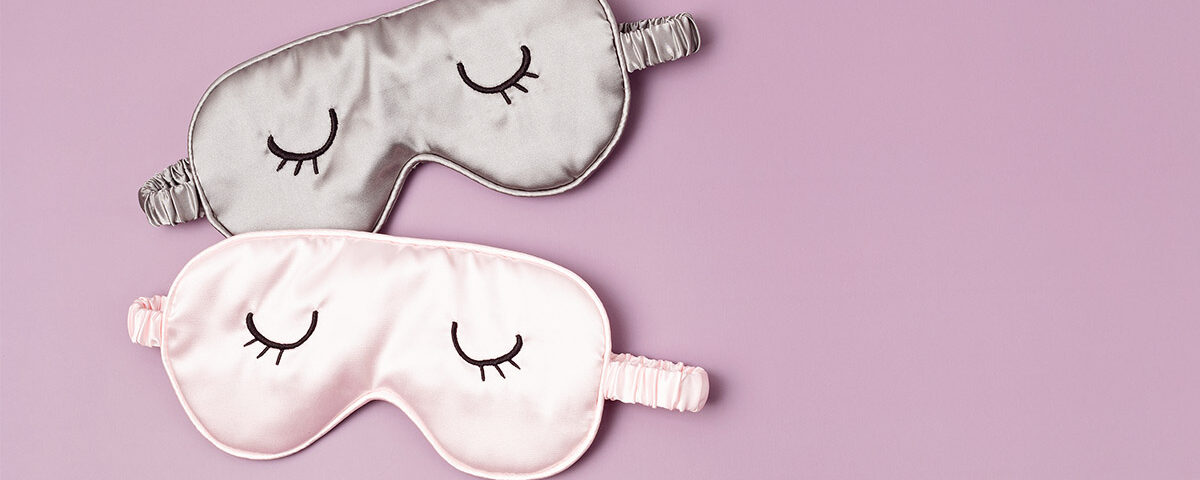 Δύο μάσκες ύπνου με ματάκια που κοιμούνται σε ροζ φόντο.