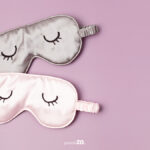 Δύο μάσκες ύπνου με ματάκια που κοιμούνται σε ροζ φόντο.