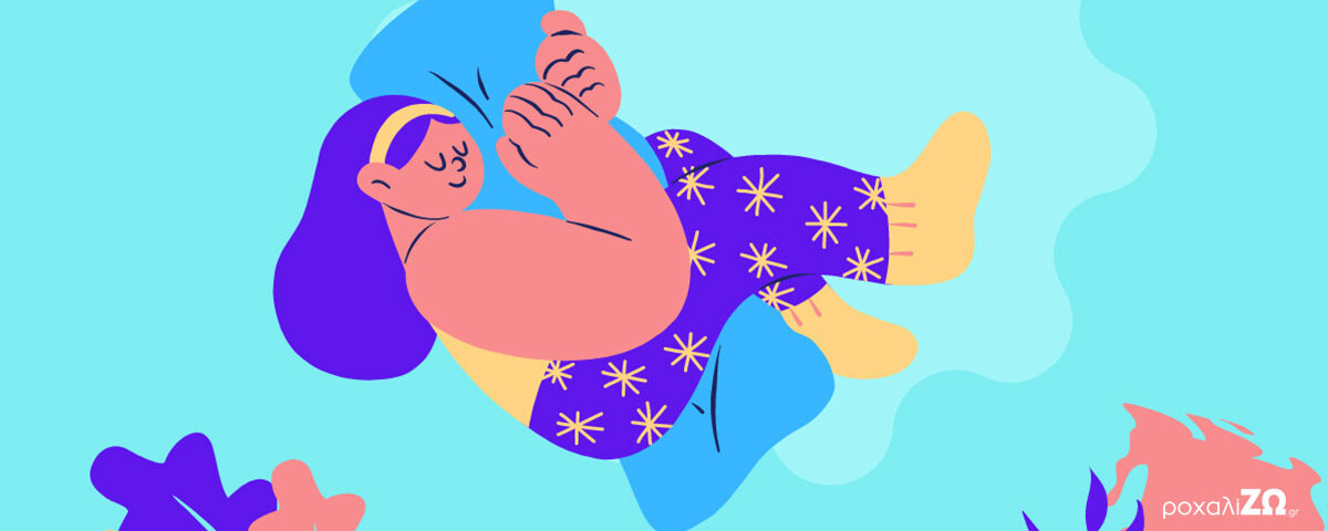 Μία κοπέλα κοιμάται ευτυχισμένη αγκαλιά με το μαξιλάρι της.