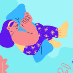 Μία κοπέλα κοιμάται ευτυχισμένη αγκαλιά με το μαξιλάρι της.