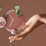 Ένα γυναικείο χέρι κρατάει ένα ρολόι και ρίχνει λουλούδια.